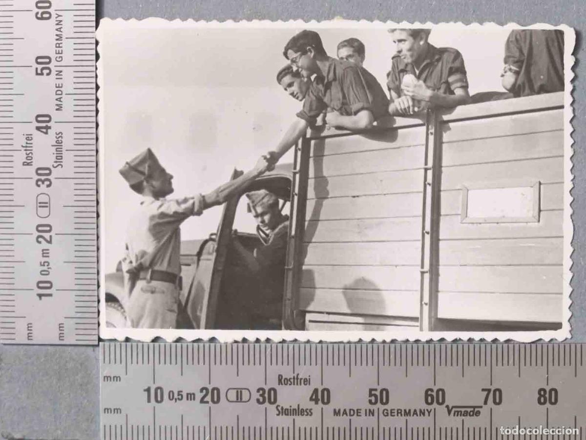 Fotograf&iacute;a antigua: FOTOGRAFIA. FRENTE DE JUVENTUDES SALUDANDO LEGIONARIO. HACIA 1953