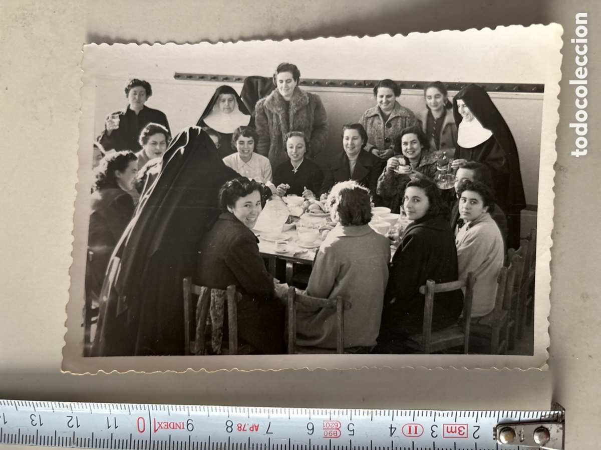 Fotografia antica: FOTO. ANTIGUAS ALUMNAS DE MERIENDA EN EL COLEGIO, RECUERDAN VIEJOS TIEMPOS. FOT&Oacute;GRAFO?.