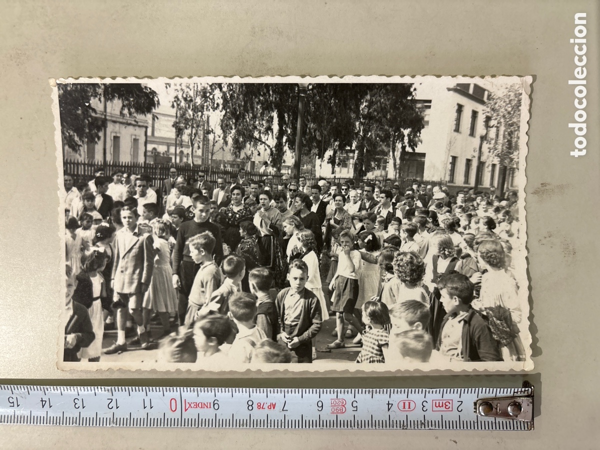 Fotografia antica: FOTO. FIN DE CURSO. PADRES Y NI&Ntilde;OS EN EL PATIO DEL COLEGIO. FOT&Oacute;GRAFO?. MUNICIPIO?.