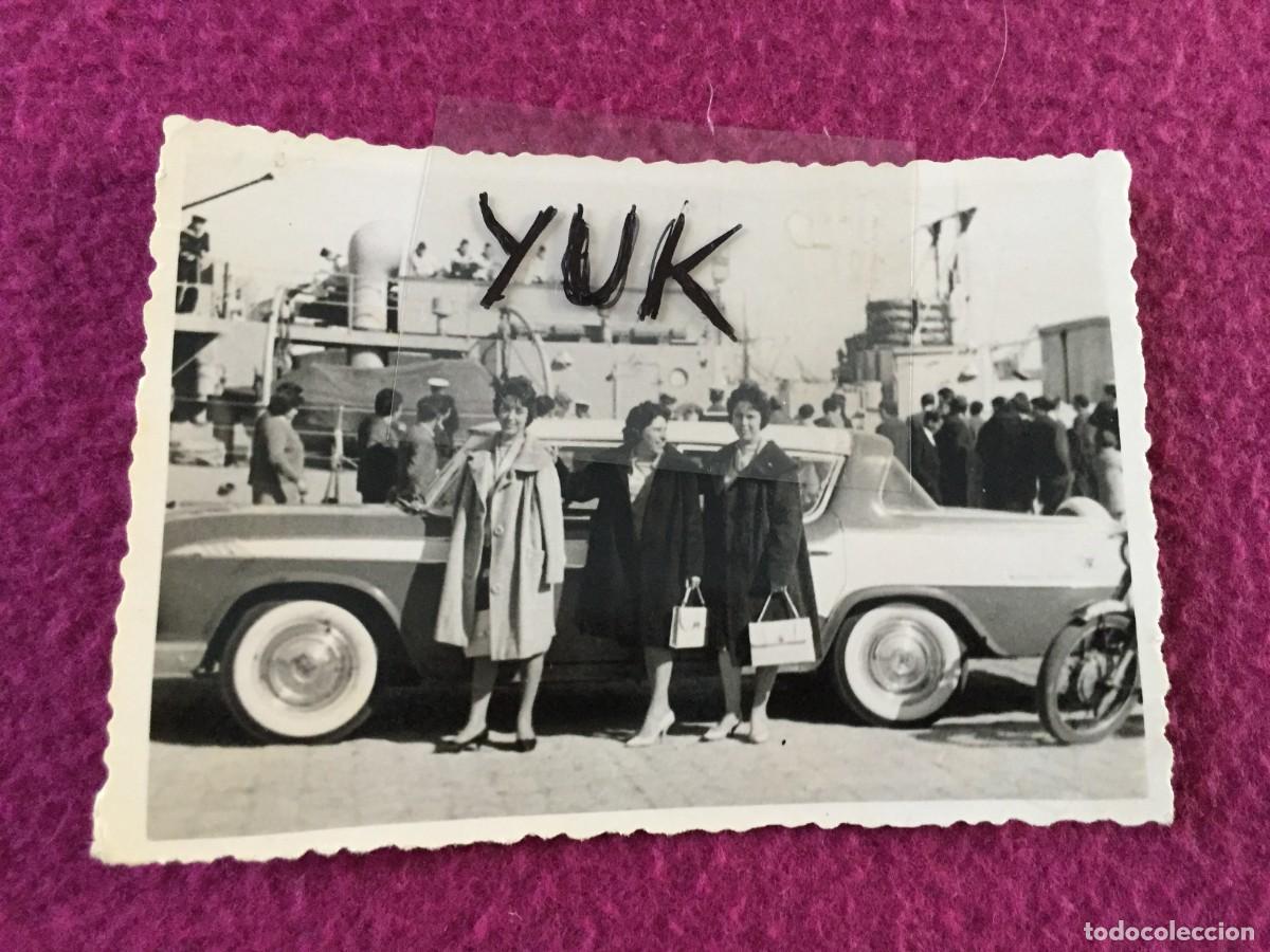 Fotograf&iacute;a antigua: FOTO FOTOGRAFIA DE 3 MUJERES EN EL PUERTO DE CADIZ PARA VISITAR EL CARNAVAL - A&Ntilde;OS 50