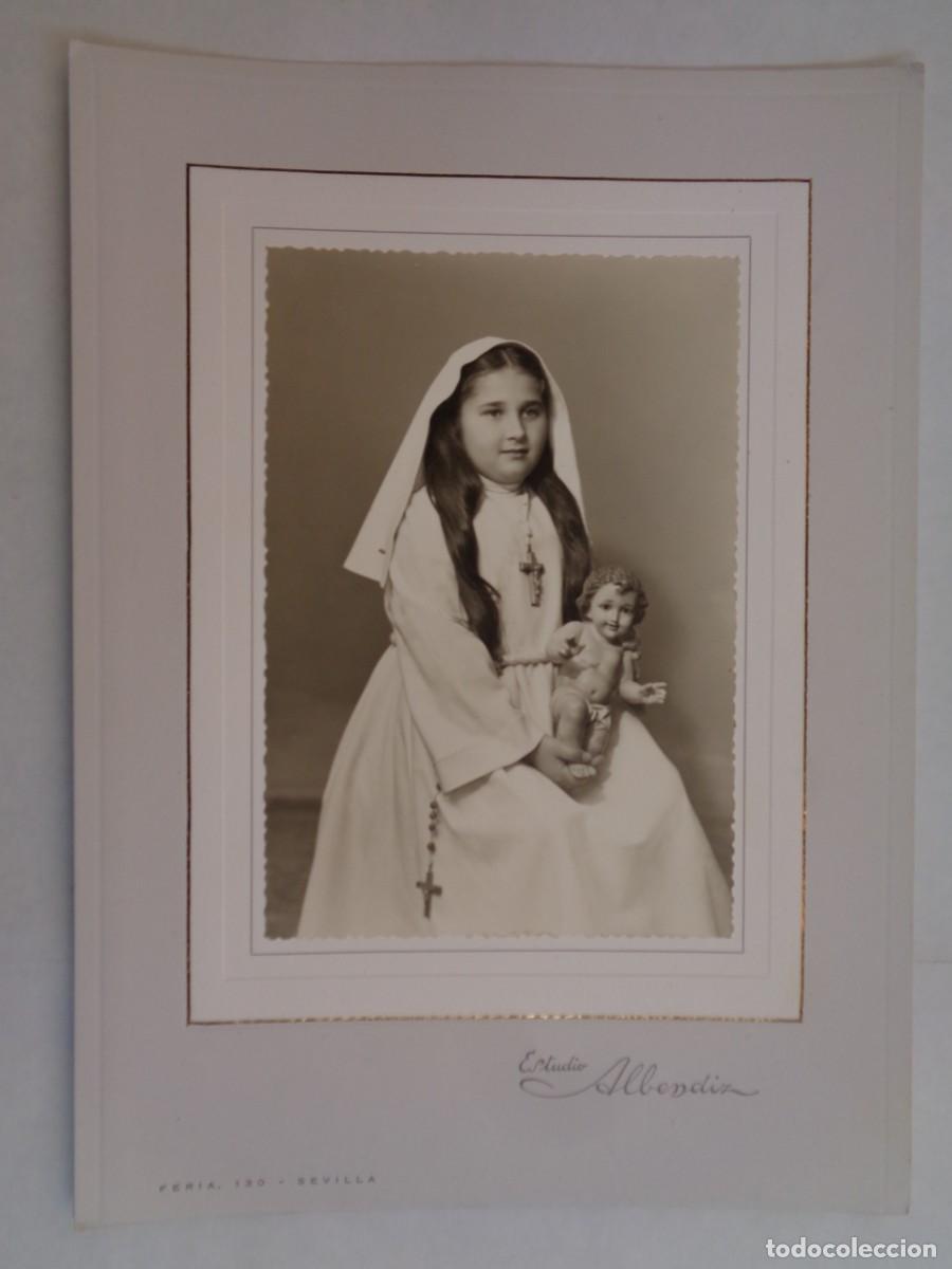 Fotograf&iacute;a antigua: PRECIOSA FOTO DE ESTUDIO DE NI&Ntilde;A DE PRIMERA COMUNION CON NI&Ntilde;O JESUS. DE ALBENDIZ, SEVI... 20 X 28 CM