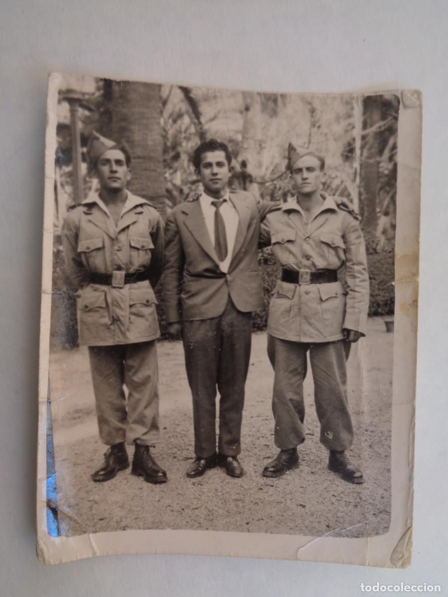 Fotograf&iacute;a antigua: MINUTERO DE FOTOGRAFO CALLEJERO DE MILITARES DE LA LEGION ABRAZADO A UN CIVIL , A&Ntilde;OS 40