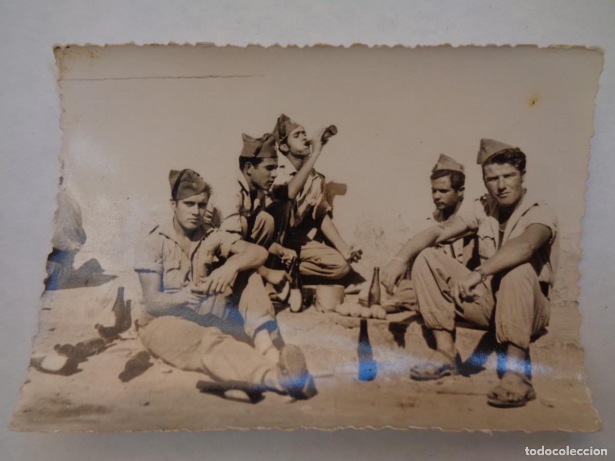 Fotograf&iacute;a antigua: LA LEGION : FOTO DE LEGIONARIOS BEBIENDO BOTELLINES DE CERVEZA