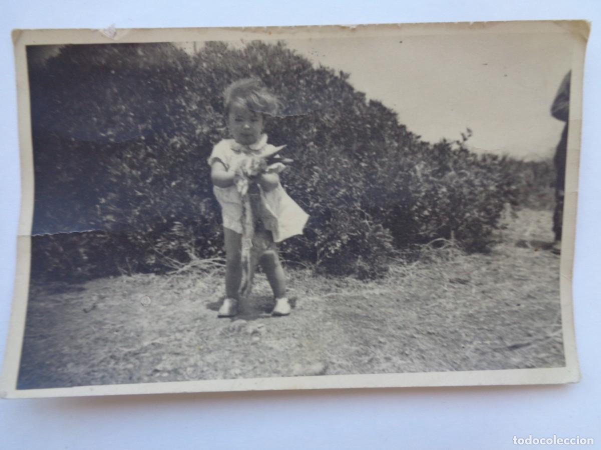 Fotografia antica: FOTO DE NI&Ntilde;A CON UN CONEJO MUERTO