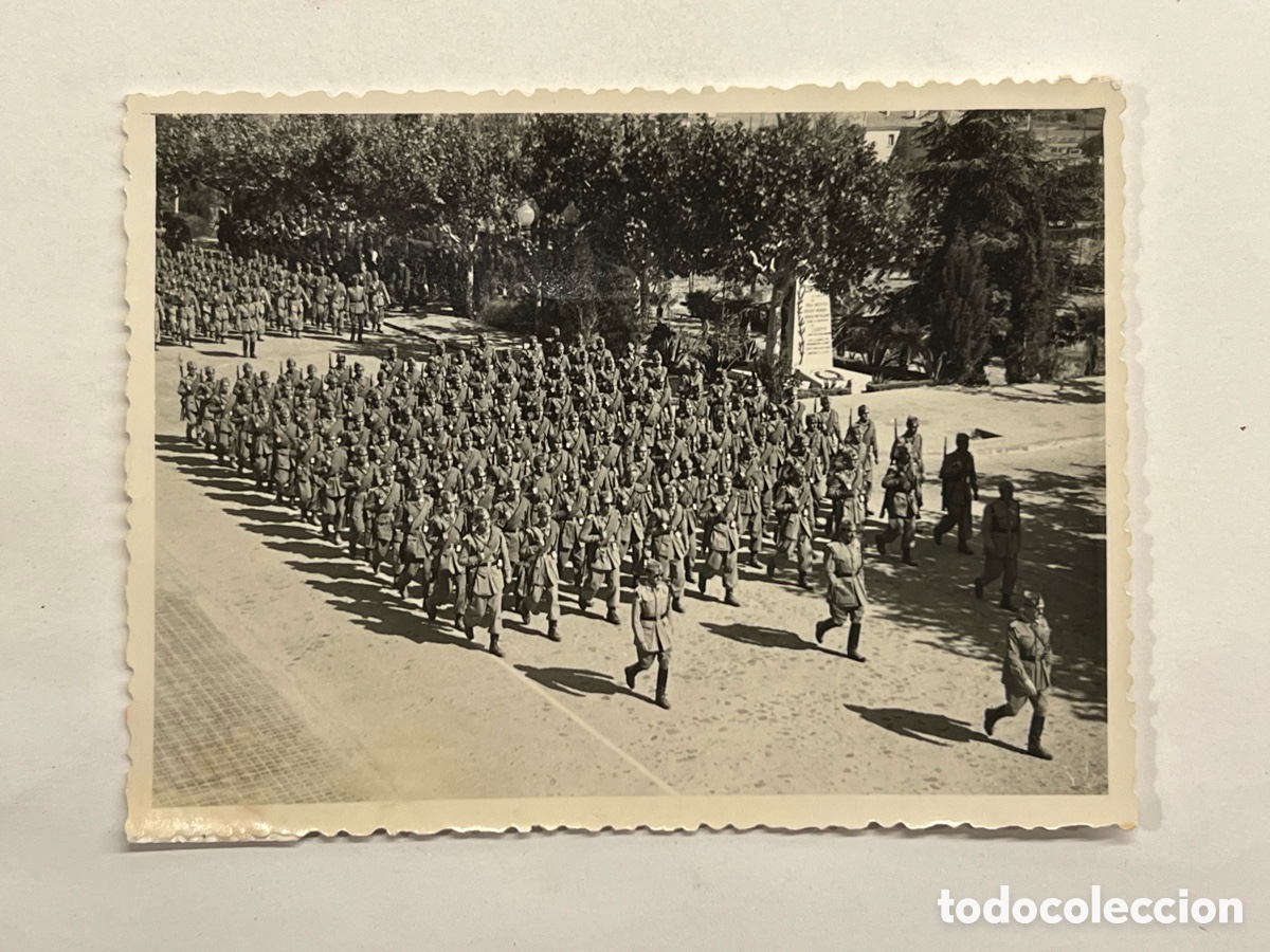 Antique Photography: LA LEGI&Oacute;N. Todo por Espa&ntilde;a. Fotograf&iacute;a Desfile Militar. Cuartel de Melilla ? (h.1950?)