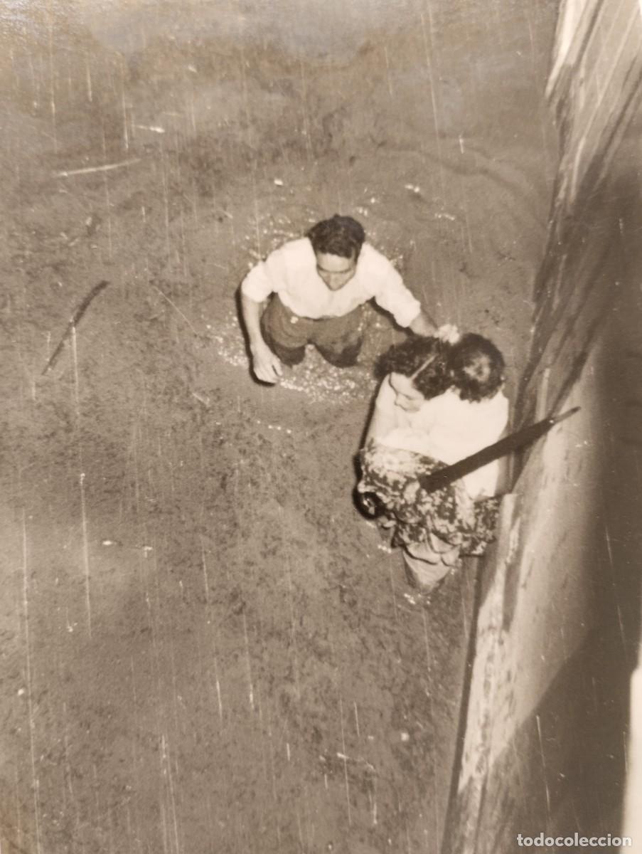 Fotografia antiga: Fotograf&iacute;a antigua de una familia con una ni&ntilde;a por las calles inundadas durante la riada de Valencia