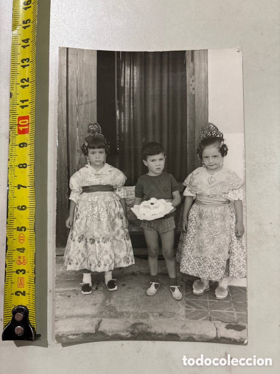 Antique Photography: FOTO. NI&Ntilde;AS VESTIDAS DE FALLERAS ACOMPA&Ntilde;AN AL NI&Ntilde;O DE LA TARTA. FOT&Oacute;GRAFO?. 13 JULIO 1963.