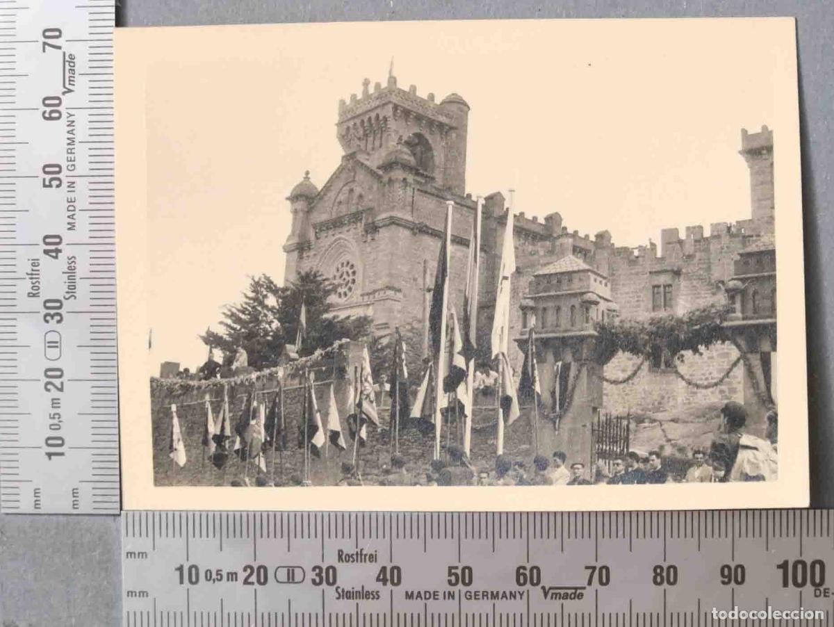 Fotografia antica: FOTOGRAFIA. BANDERAS FRENTE DE JUVENTUDES. NAVARRA, CASTILLO DE XAVIER. HACIA 1953