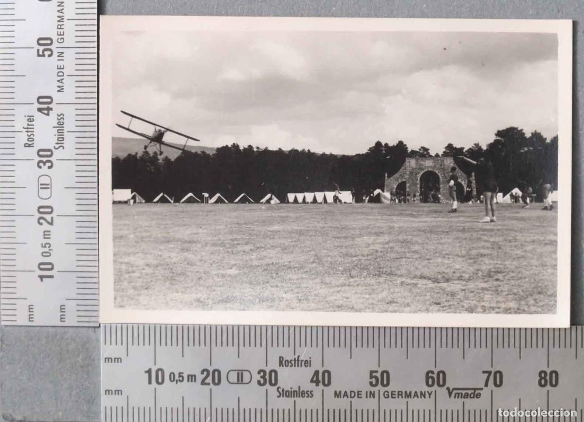 Fotografia antica: FOTOGRAFIA. FRENTE DE JUVENTUDES. HACIA 1953. CAMPAMENTO COVALEDA AVIONETA