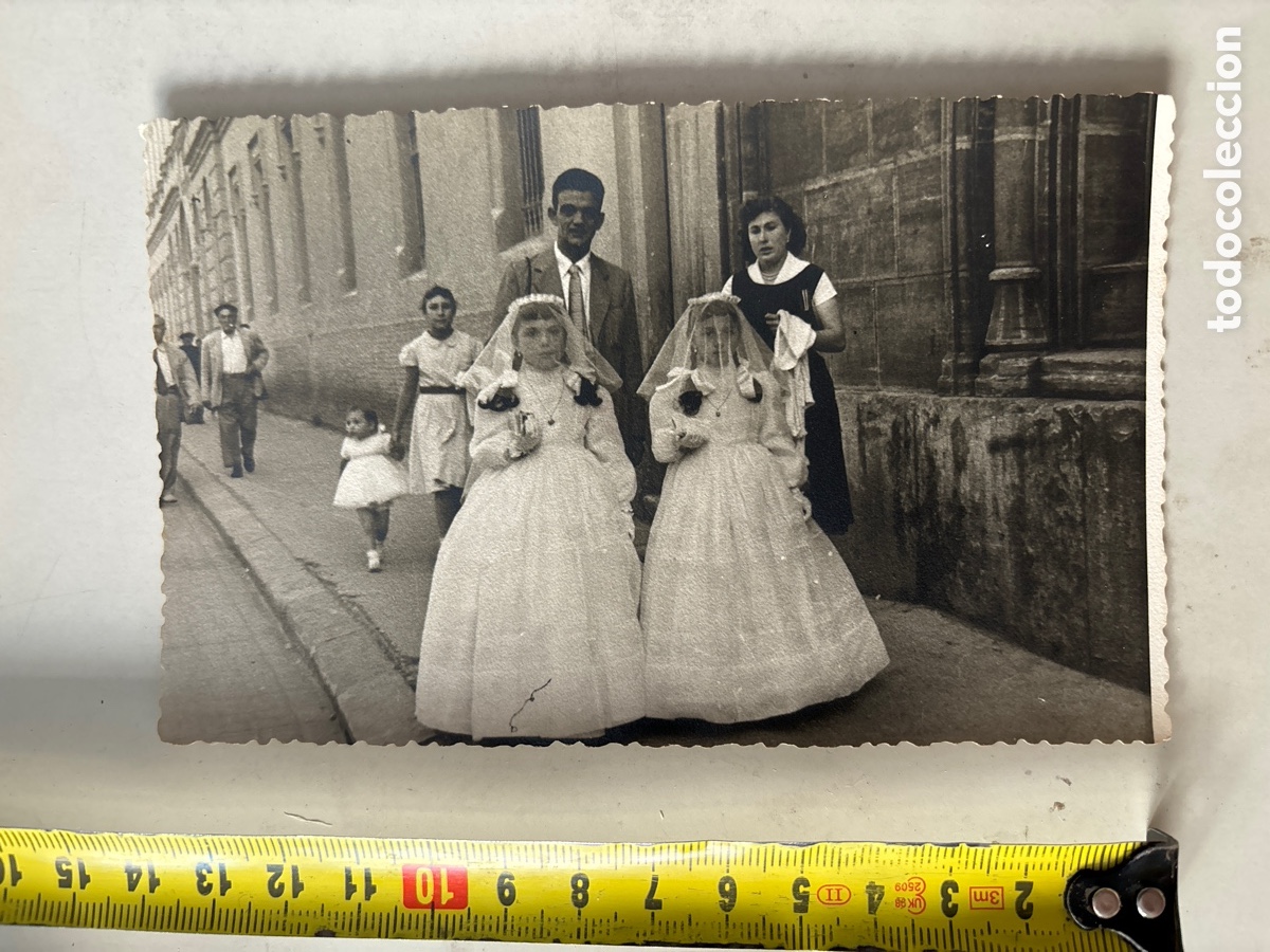 Alte Fotografie: FOTO. COMUNION DE LAS DOS GEMELAS CON SUS PADRES. FOT&Oacute;GRAFO?.