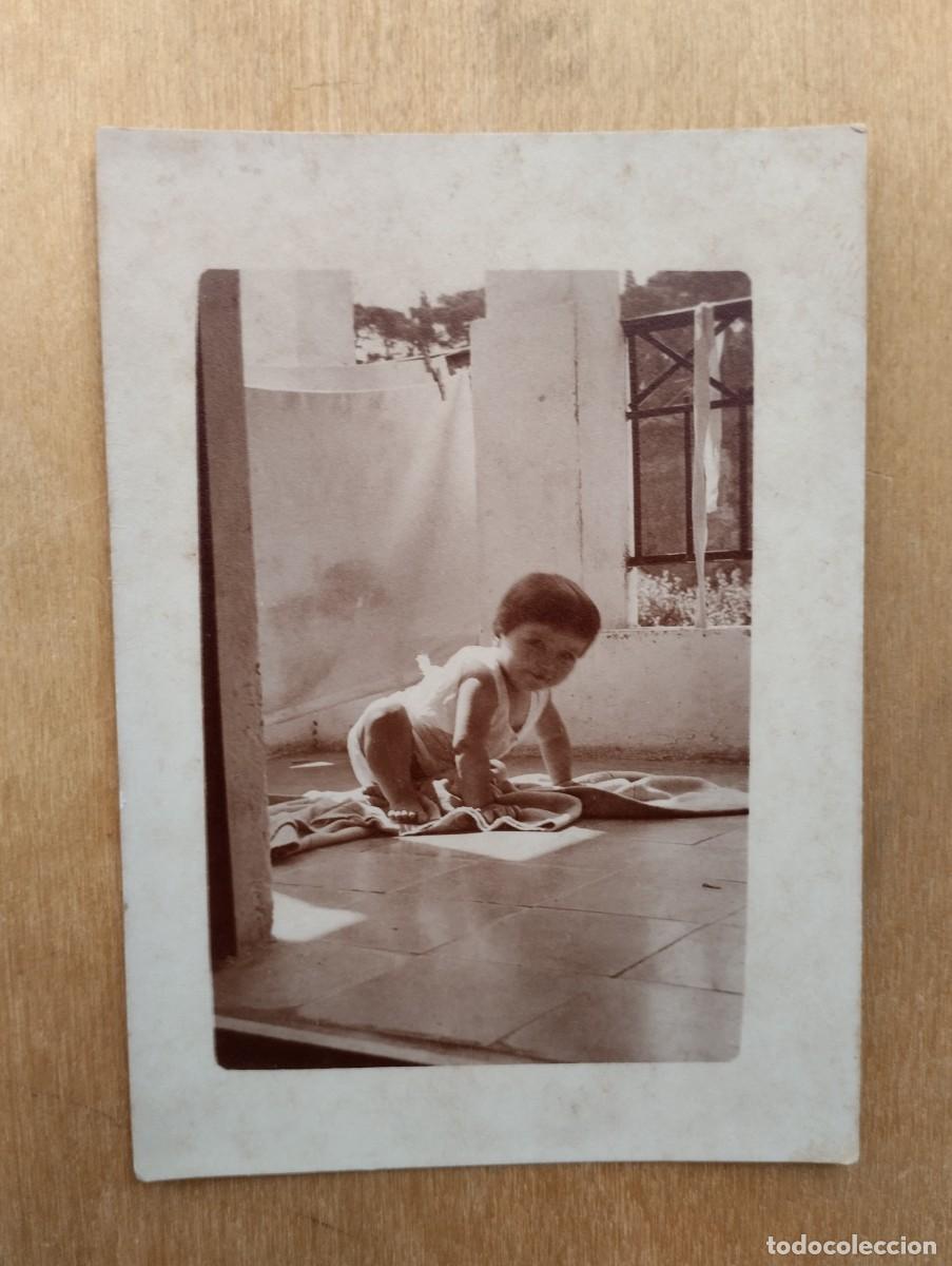 Fotografia antiga: Fotograf&iacute;a antigua de una ni&ntilde;a en el suelo. A&ntilde;o 1934