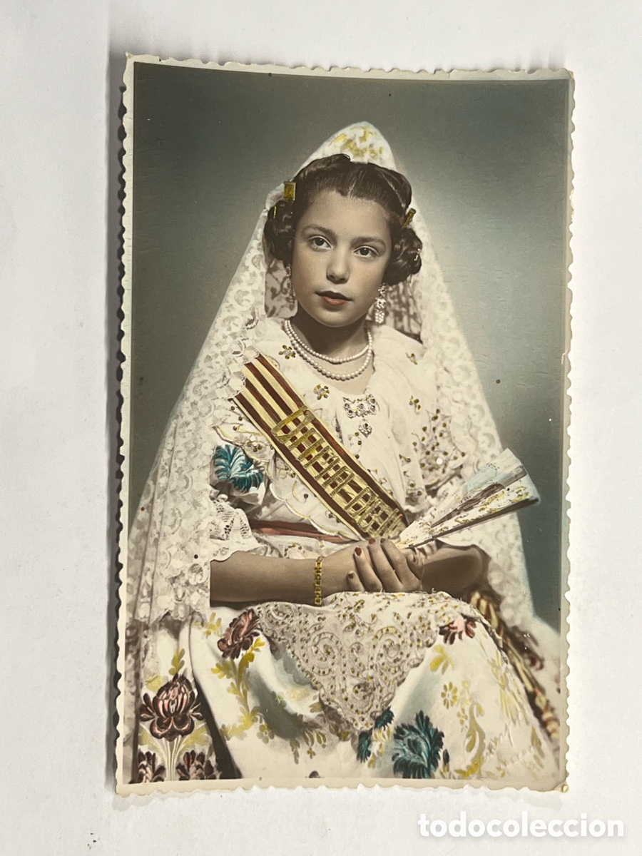 Fotografia antiga: FALLERA.. Fallas.. Fotograf&iacute;a antigua Fallera Dama de Honor con elegante Traje de Flores.. (h.1960?)