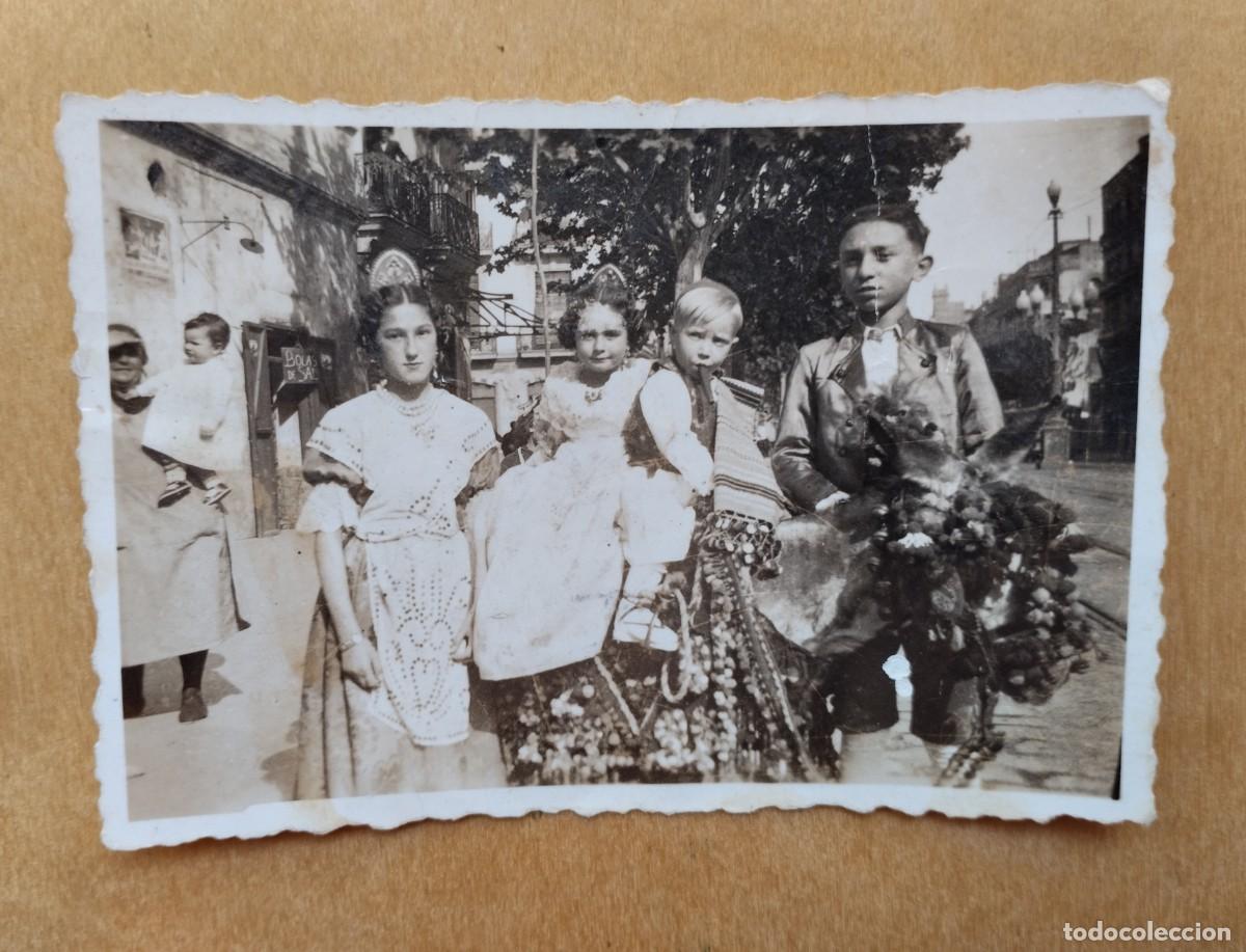 Fotograf&iacute;a antigua: Fotograf&iacute;a antigua de ni&ntilde;os y ni&ntilde;as de falleros y falleras en un burro. Tienda bolas de sal.