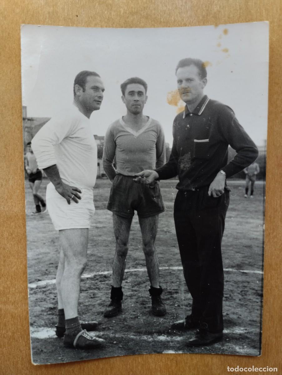Fotograf&iacute;a antigua: Fotograf&iacute;a antigua de un &aacute;rbitro y jugadores en el centro del campo para lanzar moneda al aire