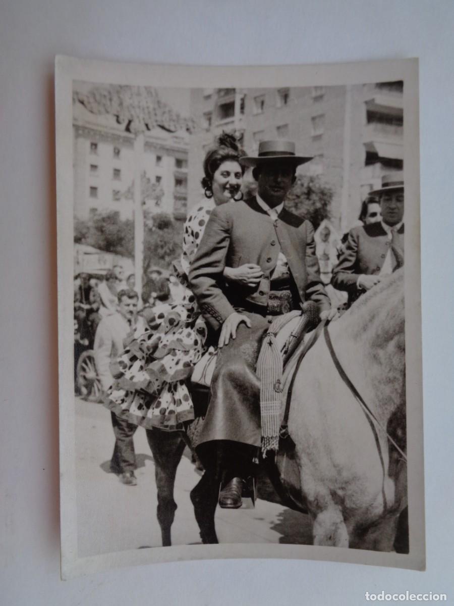 Fotografia antica: FOTO DE FERIA : SE&Ntilde;ORITA VESTIDA DE FLAMENCA Y CAMPERO A CABALLO. SEVILLA