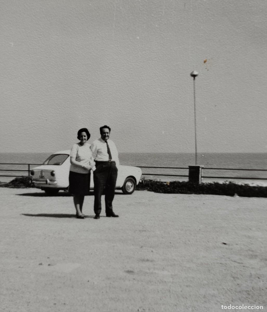 Fotografia antiga: Fotograf&iacute;a antigua de una pareja en el aparcamiento de playa de Alcossebre, Castell&oacute;n