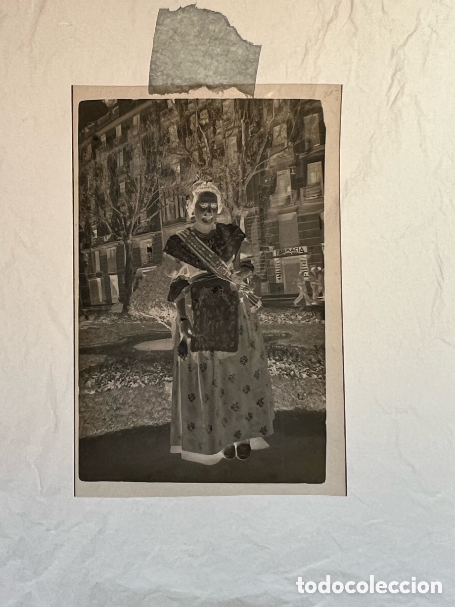 Fotograf&iacute;a antigua: FALLAS Y FALLERAS Se&ntilde;oritas de la Corte de Honor con traje regional (h.1950?) Clich&eacute; en celuloide.