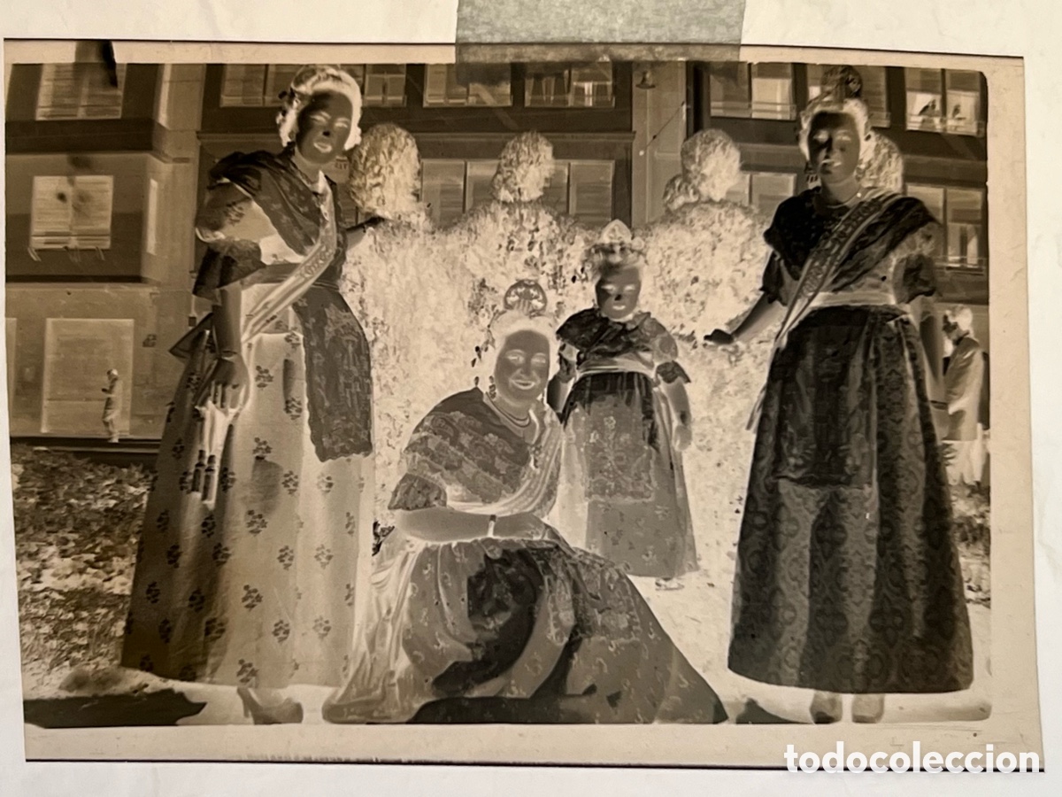 Fotograf&iacute;a antigua: FALLAS Y FALLERAS Se&ntilde;oritas de la Corte de Honor con traje regional (h.1950?) Clich&eacute; en celuloide
