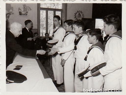 Fotograf&iacute;a antigua: J&oacute;venes marineros recibiendo diploma. Alumnos Secci&oacute;n Naval del Frente de Juventudes A&ntilde;os 60 kn
