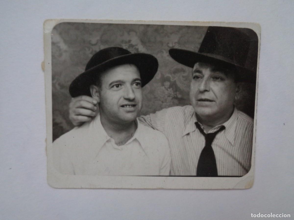 Fotograf&iacute;a antigua: MINUTERO DE FOTOGRAFO DE FERIA DE FOTOMATON : PAREJA DE HOMBRES ( ACARICIANDO LA OREJA ), 1947