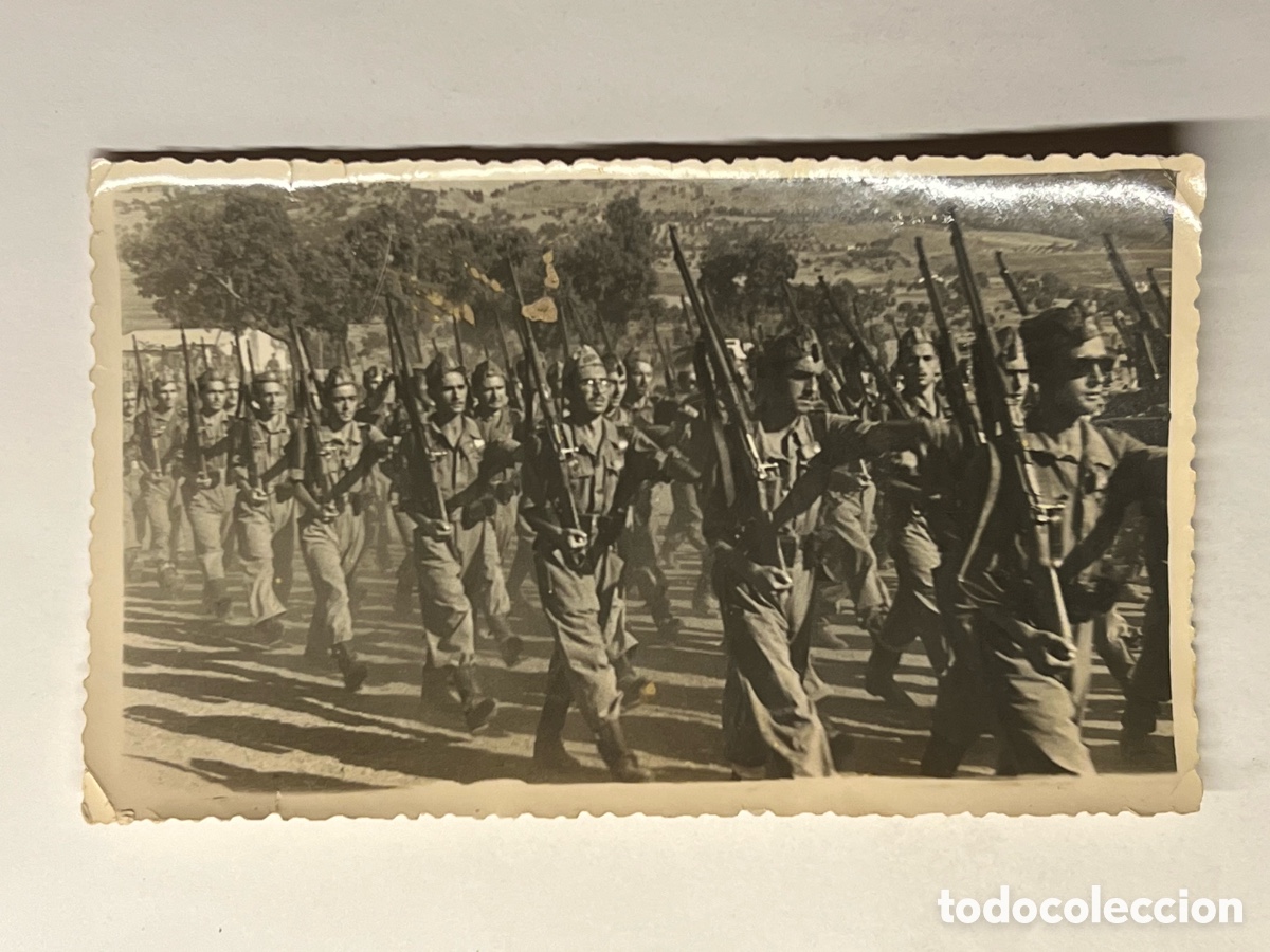 Fotograf&iacute;a antigua: LEGI&Oacute;N ESPA&Ntilde;OLA.. Legionarios desfilando con cetme al hombro&hellip; Espa&ntilde;a (h.1950?)