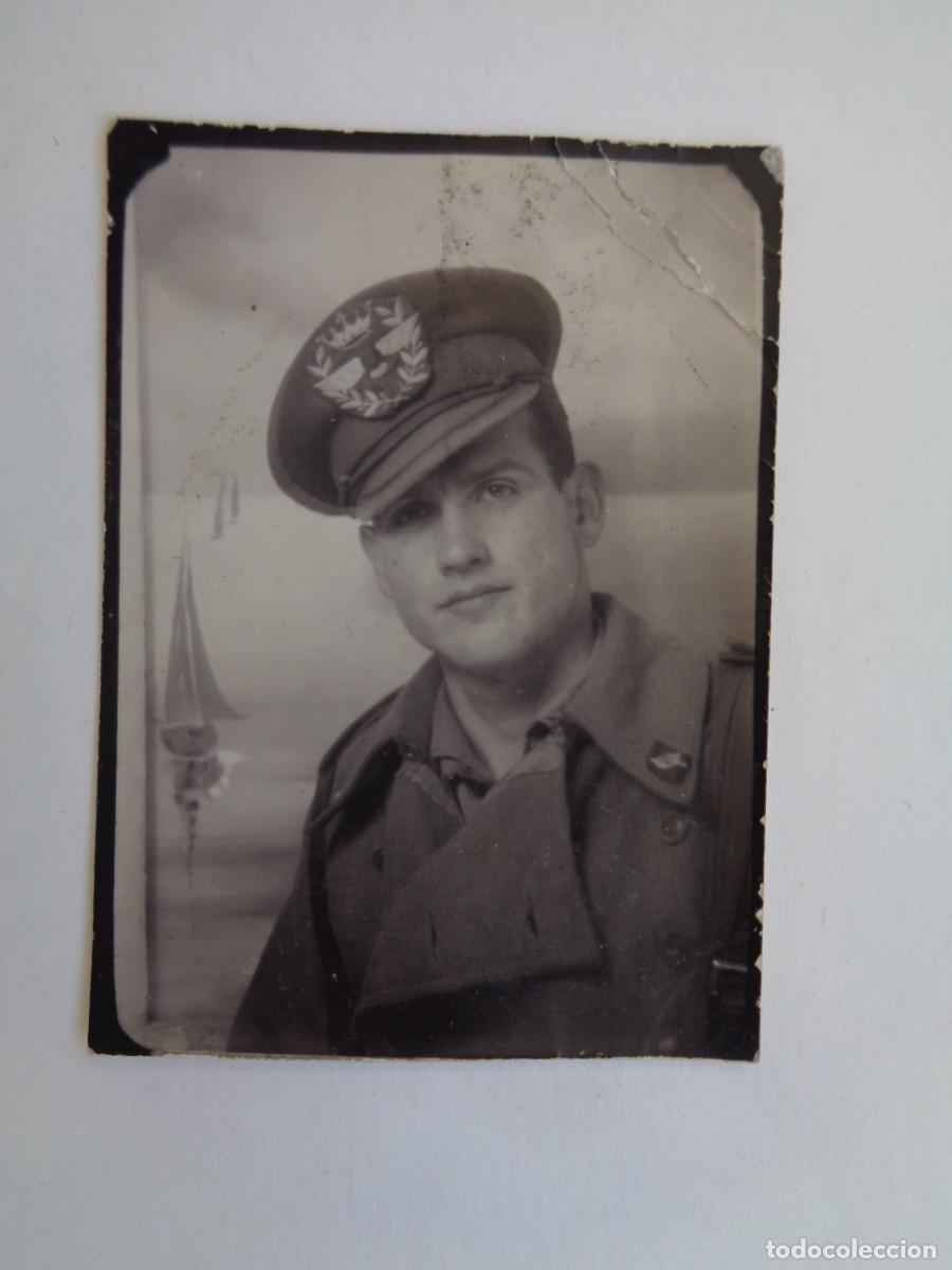 Fotograf&iacute;a antigua: FOTOMATON DE MILITAR DE INFANTERIA CON GORRA DE AVIACION , FONDO DECORADO CON BARQUITO. A&Ntilde;OS 40