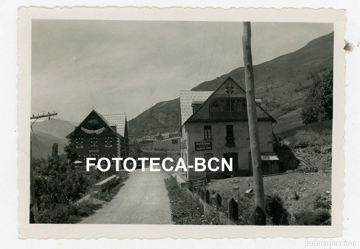 Fotografia antiga: FOTO ORIGINAL SALARDU HOTEL LACREU CONSULTA DENTISTA CAMION COCHE VALL D'ARAN A&Ntilde;OS 30