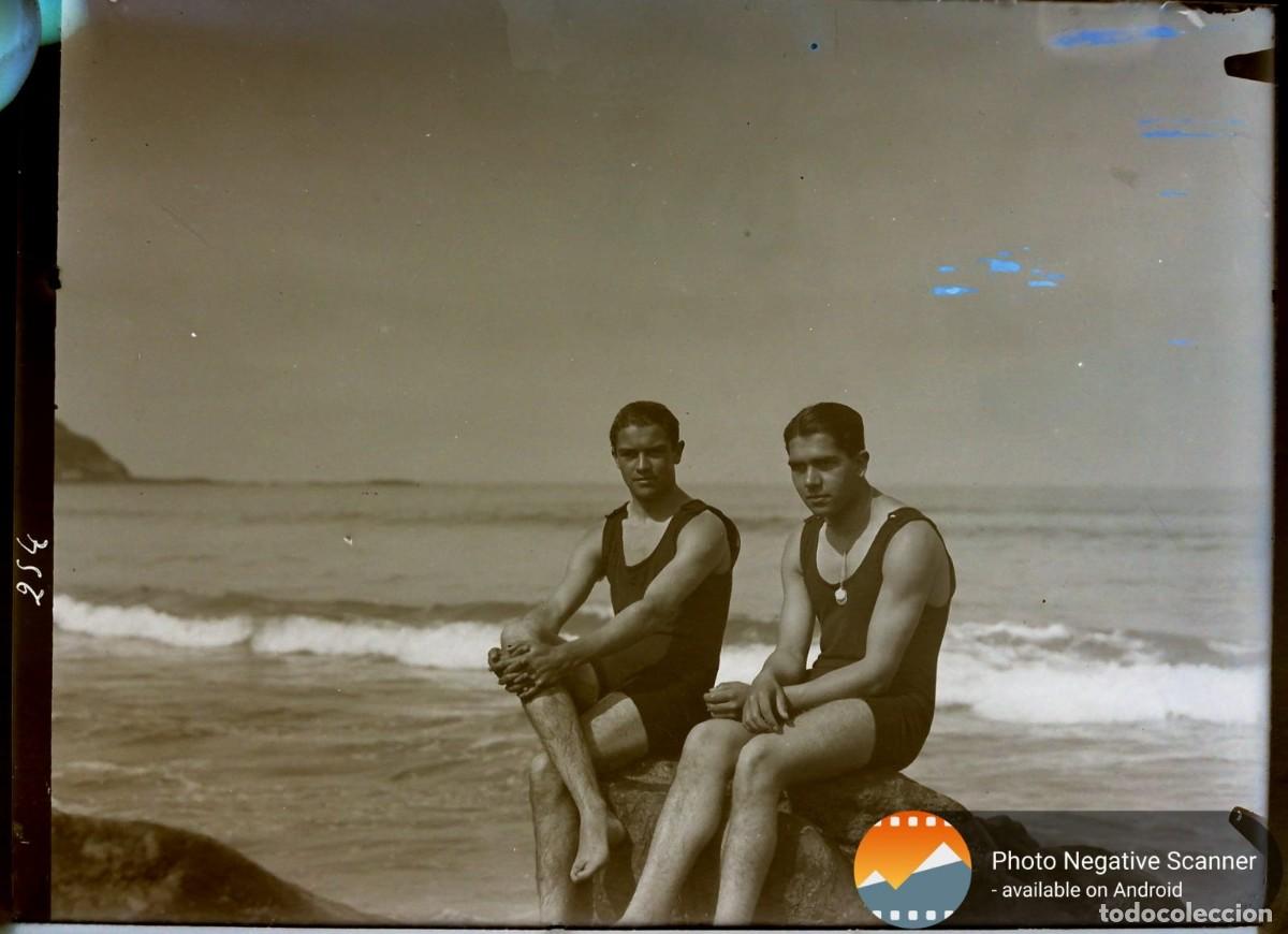 Fotografia antiga: Negativo de cristal de principios siglo XX de dos j&oacute;venes hombres en traje de ba&ntilde;o en la playa