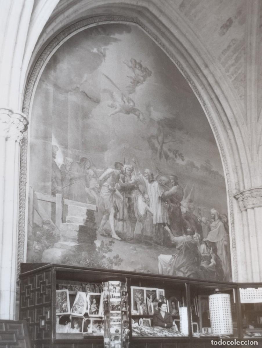 Fotografia antica: Fotograf&iacute;a antigua de una mujer con una tienda de souvenirs en el interior de la Catedral de Toledo