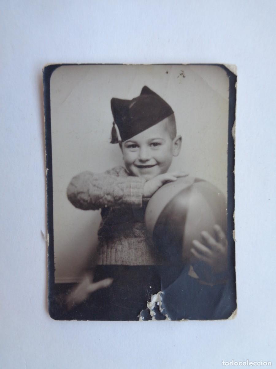 Fotografia antica: GUERRA CIVIL : FOTOMATON DE NI&Ntilde;O CON GORRILLO FALANGISTA Y PELOTA