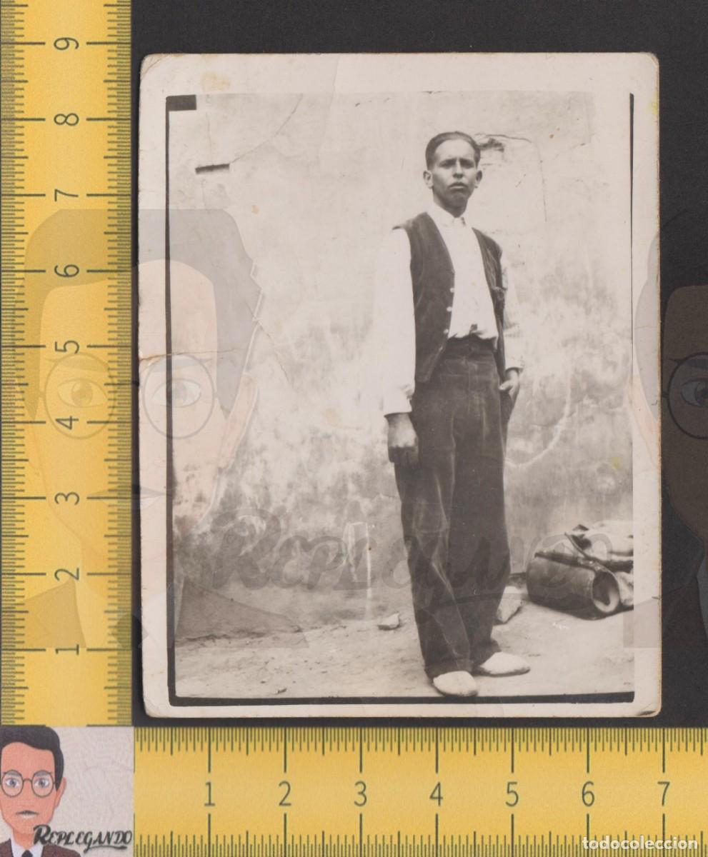 Fotografia antiga: ELEGANTE HOMBRE REPEINADO CHALECO POSA EN CALLE - CHICO JOVEN CLASE BAJA - FOTO ANTIGUA A&Ntilde;OS 40