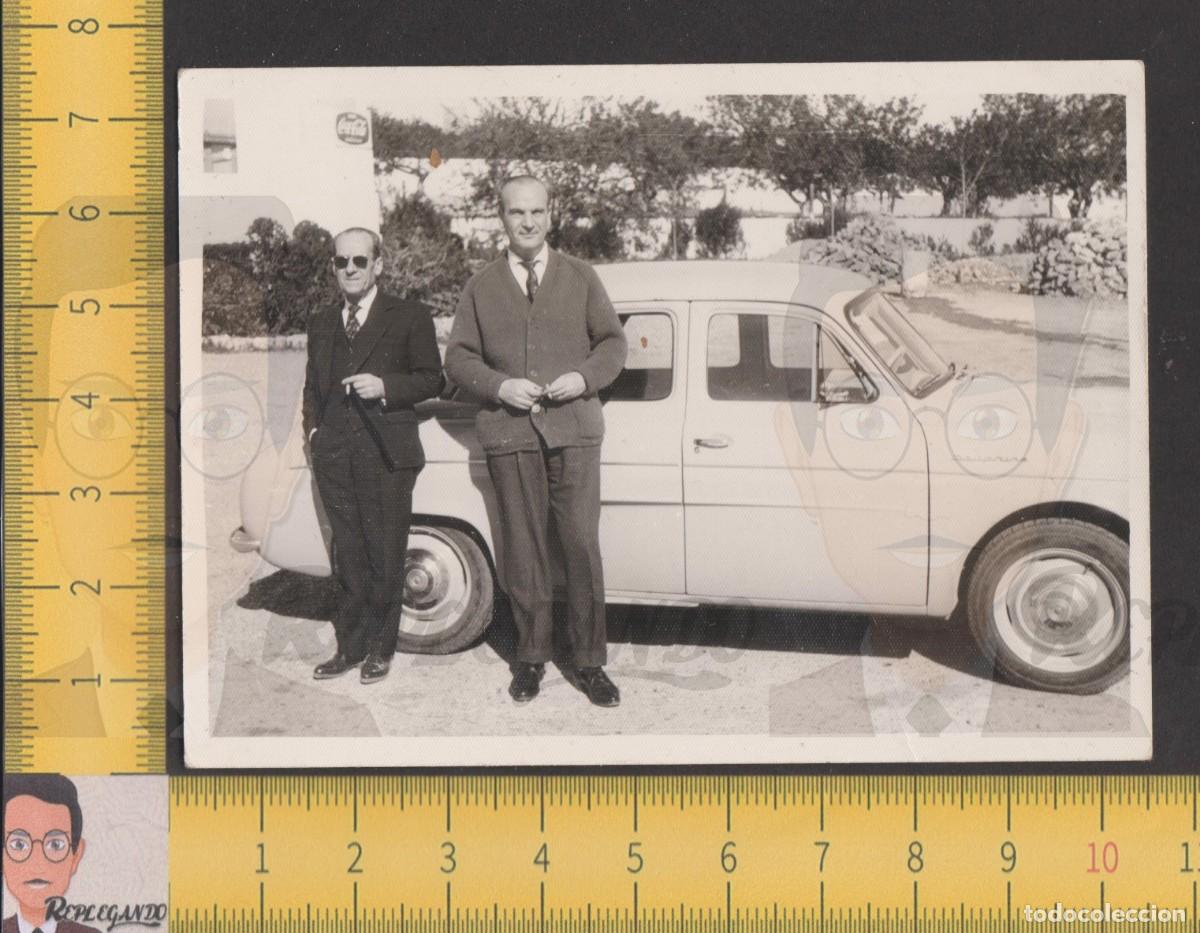 Fotograf&iacute;a antigua: HOMBRES FUMAN CON RENAULT GORDINI DAUPHINE / COCA-COLA CARTEL / FOTO ANTIGUA A&Ntilde;OS 60 / COCHE CL&Aacute;SICO