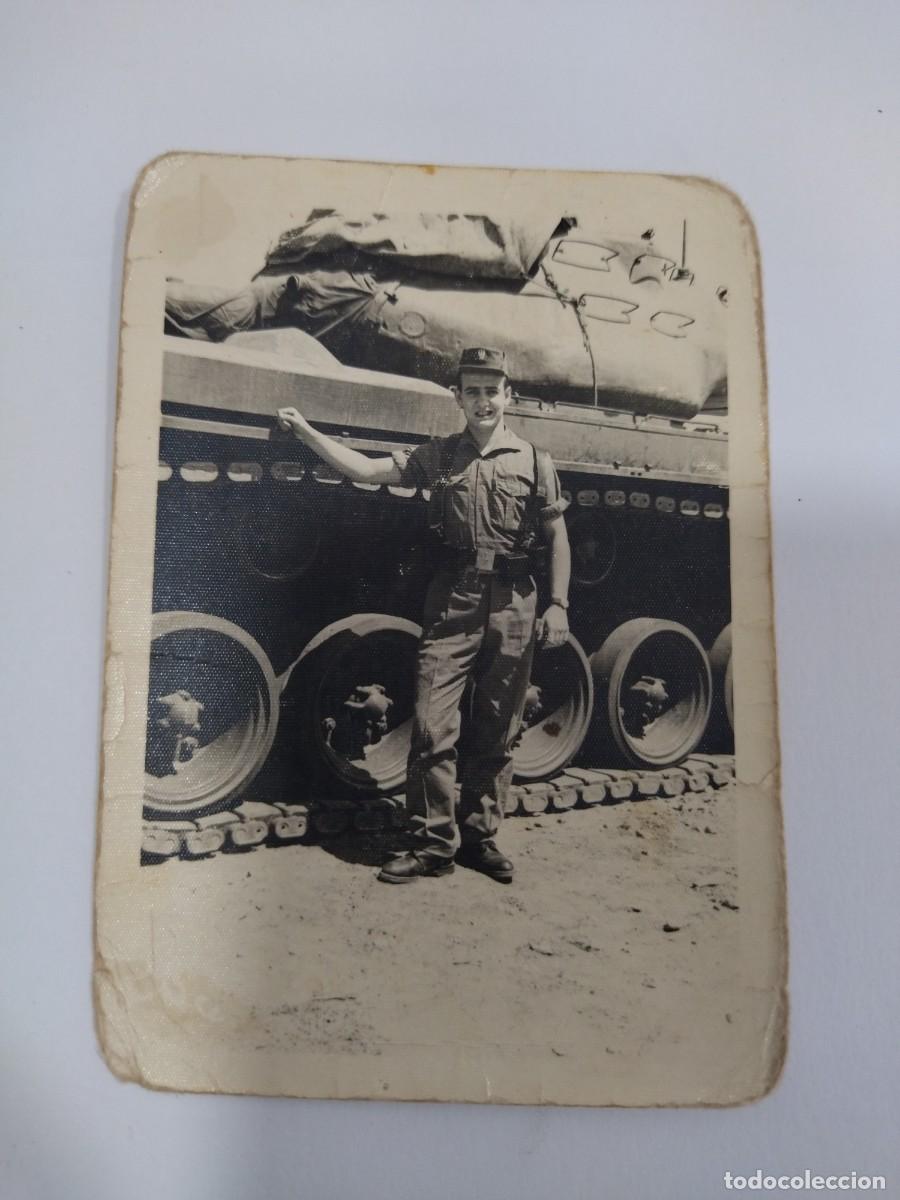 Photographie ancienne: Foto militar de un joven con un tanque