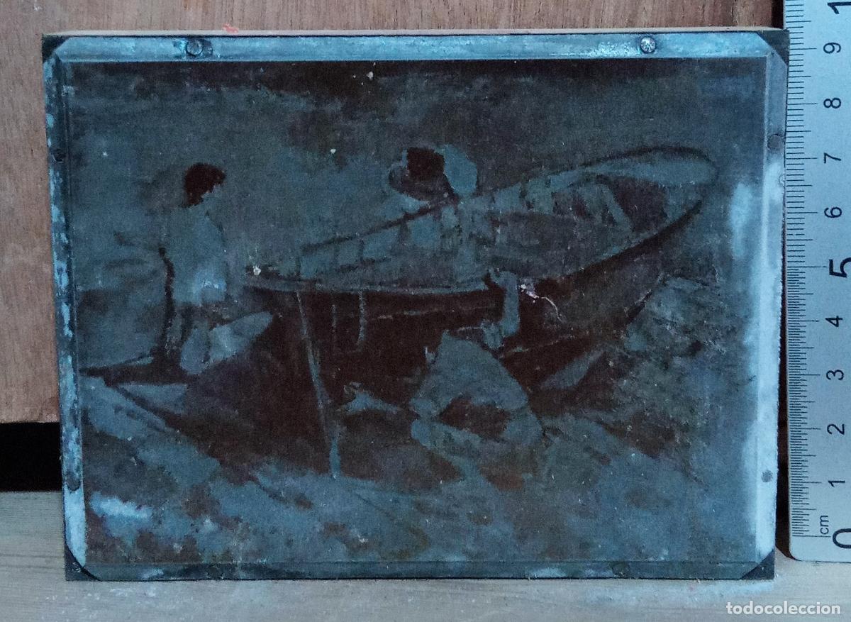 Fotografia antica: CLICHE O PLANCHA, DE CINC. PESCADORES REPARANDO SU BARCO. VER FOTO