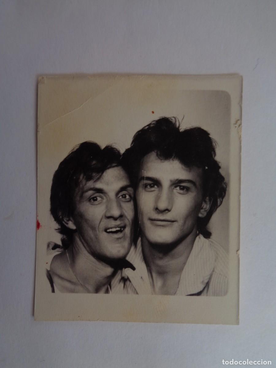 Photographie ancienne: FOTOMATON DE PAREJA DE HOMBRES ( UNO CON CEJAS DEPILADAS ), GAYS . 1974