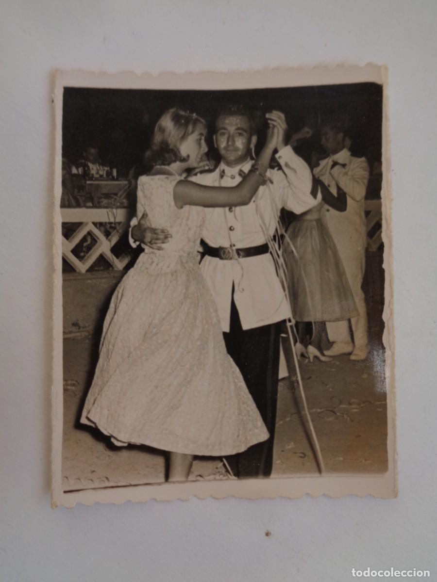 Fotograf&iacute;a antigua: FOTO DE PAREJA BAILANDO, &Eacute;L MILITAR DE INFANTERIA DE MARINA . SAN FENANDO ( CADIZ ), 1956