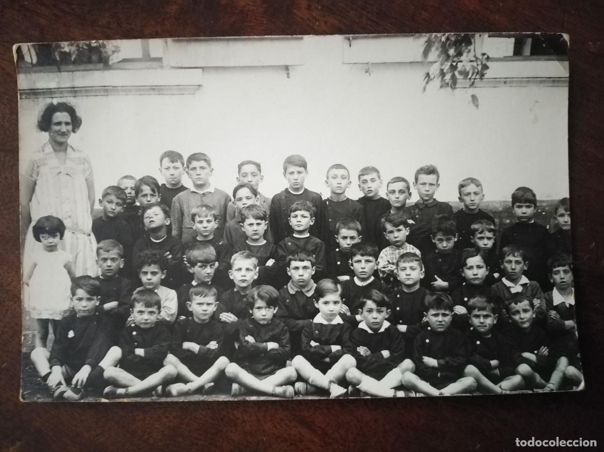 Fotografia antiga: La clase de los ni&ntilde;os enfadones y la ni&ntilde;a solitaria. Tama&ntilde;o postal