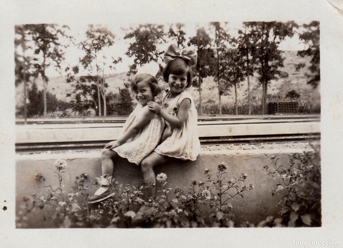Fotograf&iacute;a antigua: Preciosa foto Ni&ntilde;as sonriendo. V&iacute;as del tren, estaci&oacute;n de Navajas, Castell&oacute;n. A&ntilde;o 1931 oc