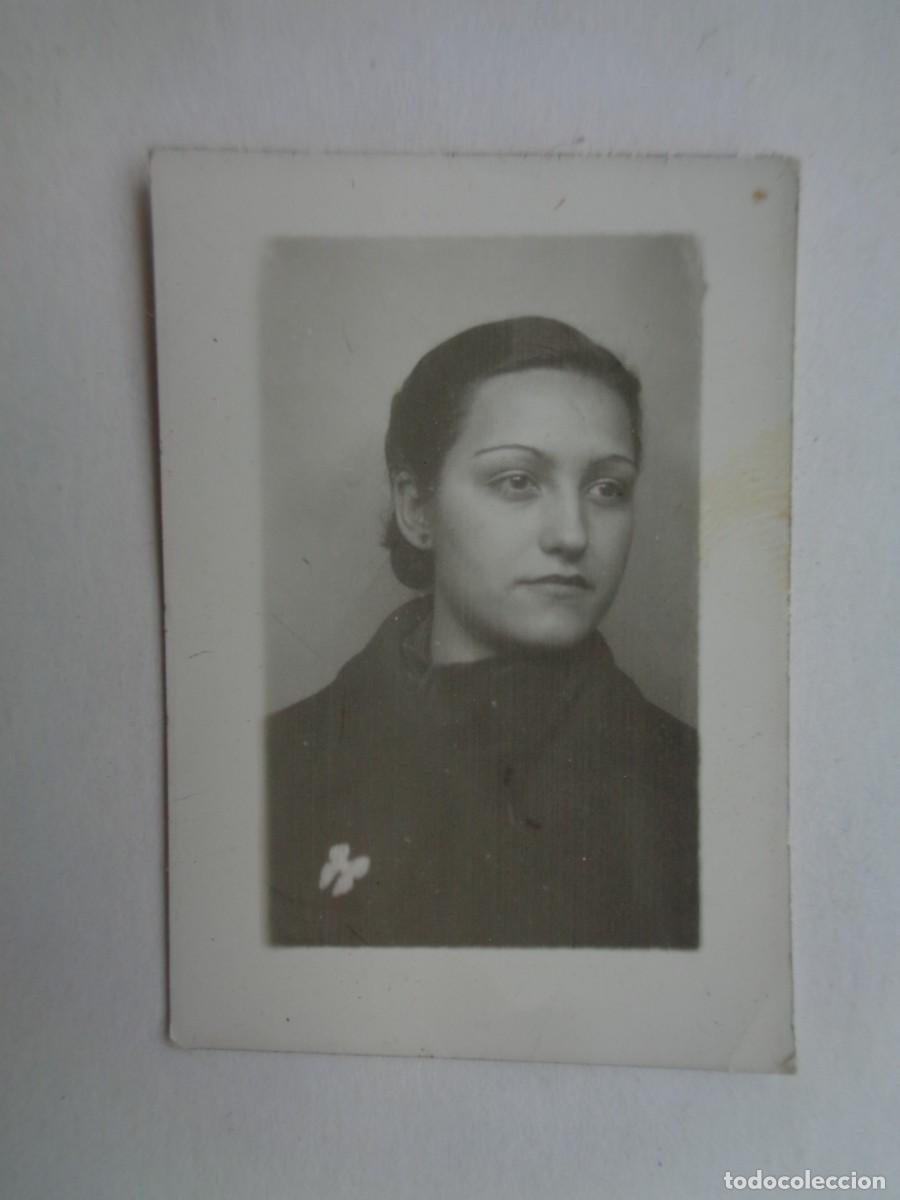 Fotograf&iacute;a antigua: FOTOMATON DE SE&Ntilde;ORITA CON BROCHE EN FORMA DE MARIPOSA , A&Ntilde;OS 40