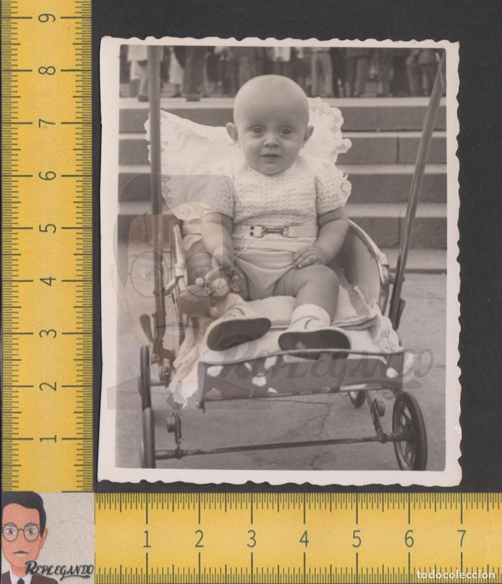 Fotografia antica: SIMP&Aacute;TICO NI&Ntilde;O PEL&Oacute;N SONRIE EN SU CARRITO DE BEB&Eacute; CON SONAJERO - FOTO ANTIGUA A&Ntilde;OS 40/50 BARCELONA