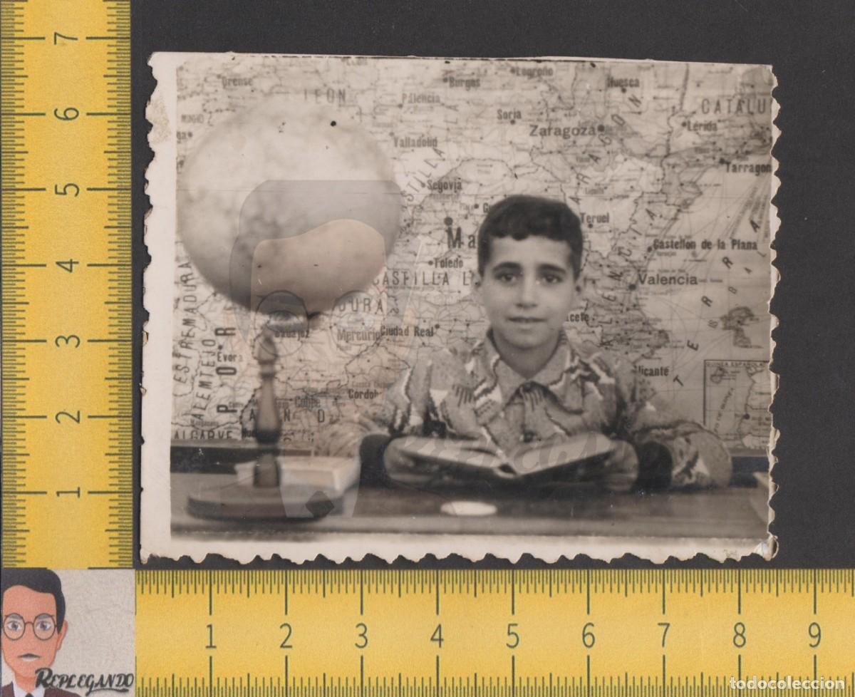 Alte Fotografie: NI&Ntilde;O SONRISA PUPITRE LIBRO BOLA MUNDO MAPA ESPA&Ntilde;A - COLEGIO - FOTO ANTIGUA ESCUELA A&Ntilde;OS 40/50