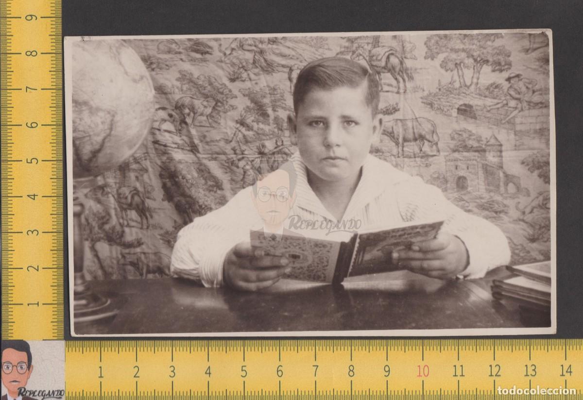 Fotografia antiga: NI&Ntilde;O SENTADO EN PUPITRE CON LIBRO Y BOLA DEL MUNDO - COLEGIO - FOTO ANTIGUA ESCUELA A&Ntilde;OS 60
