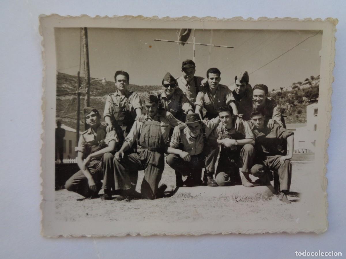Fotograf&iacute;a antigua: AVIACION : FOTO DE MILITARES DEL EJERCITO DEL AIRE CON ROPA DE CAMPA&Ntilde;A . CONSTANTINA , 1960