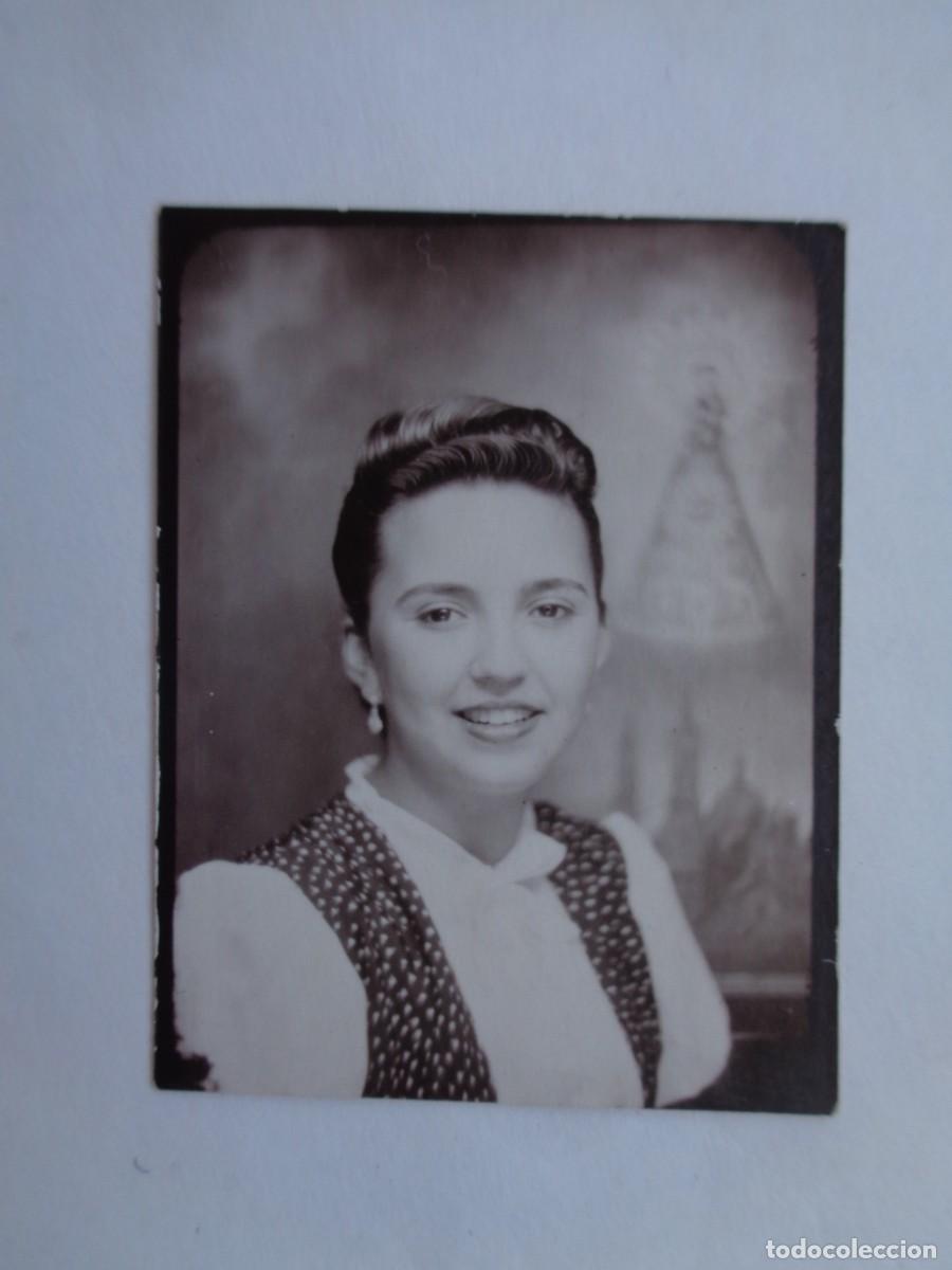 Fotograf&iacute;a antigua: FOTOMATON DE SE&Ntilde;ORITA CON FONDO DE LA VIRGEN DEL PILAR, A&Ntilde;OS 40