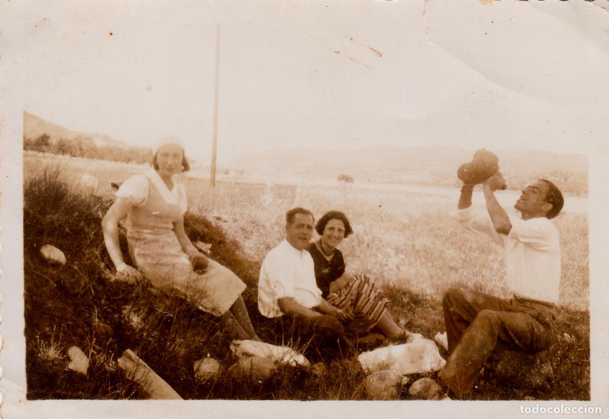 Fotograf&iacute;a antigua: Chicos y chicas en el campo bebiendo en bota de vino. A&ntilde;o 1933 oc