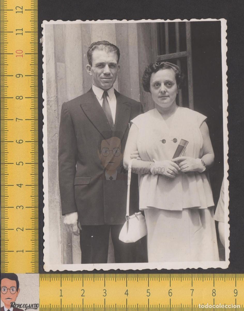 Fotograf&iacute;a antigua: ELEGANTE PAREJA D&Iacute;A DE FIESTA - MUJER ABANICO BOLSO Y HOMBRE TRAJE - FOTO ANTIGUA A&Ntilde;O 40/50 ESPA&Ntilde;A