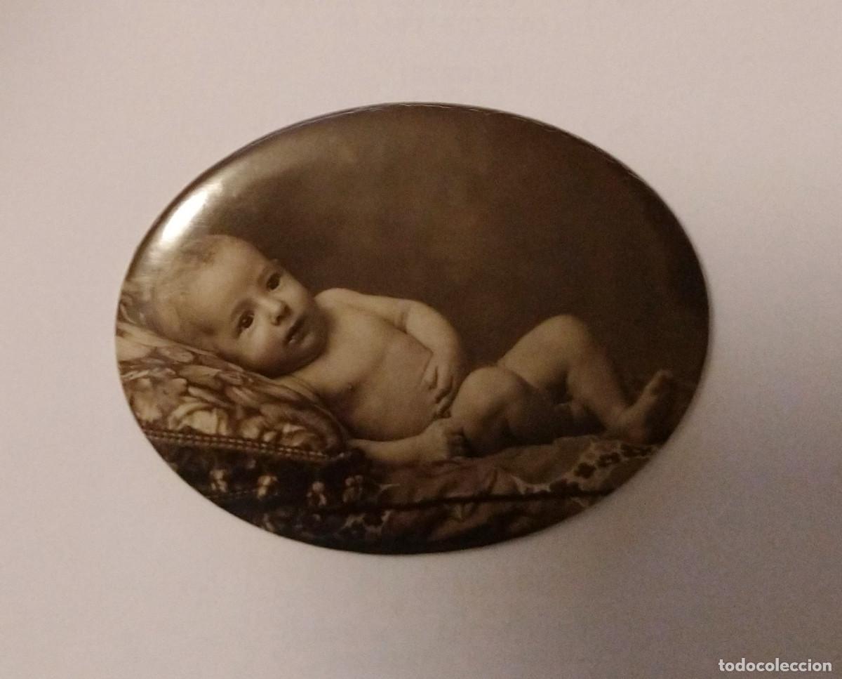Photographie ancienne: Antigua fotograf&iacute;a en metal. Ni&ntilde;o sobre almohadones. Tumba? A&ntilde;os 10-20 oc