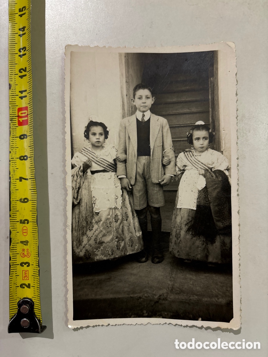 Fotografia antica: FOTO. APUESTO ACOMPA&Ntilde;ANTE CON DOS FALLERAS INFANTILES. FOT&Oacute;GRAFO?. 5 MARZO 1950.
