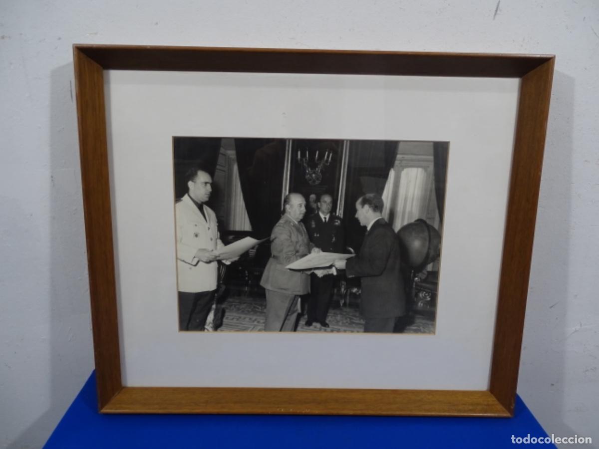 Photographie ancienne: GRAN FOTOGRAFIA DEL PINTOR UBALDO CANTOS CON FRANCO. ENMARCADA.