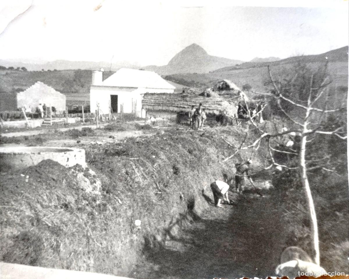 Photographie ancienne: Fotograf&iacute;a antigua de hombres realizando una zanja/canal. De fondo el Montg&oacute; de J&aacute;vea -X&agrave;bia ?